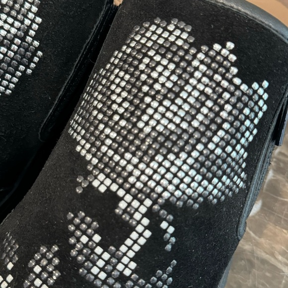 Donald Pliner Mylasp Flower Embellished Leather Sneakers - Picture 7 of 12